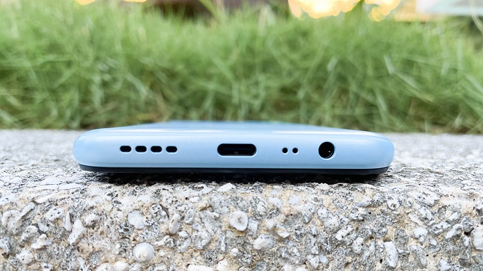 Cạnh đáy bao gồm loa ngoài, cổng sạc USB-C, micro và jack tai nghe 3.5 mm
