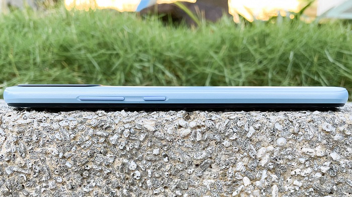 Cạnh phải có nút nguồn và phím tăng giảm âm lượng