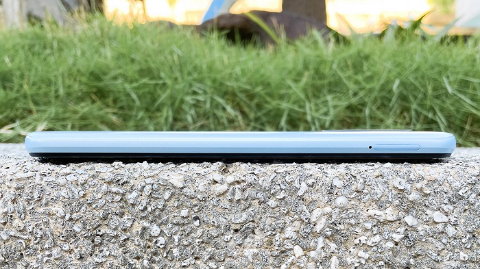 Cạnh trái là khe cắm thẻ sim