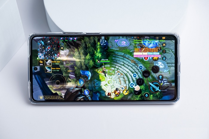 Màn hình này được trang bị tần số quét 120Hz cho trải nghiệm vuốt chạm vô cùng mượt mà