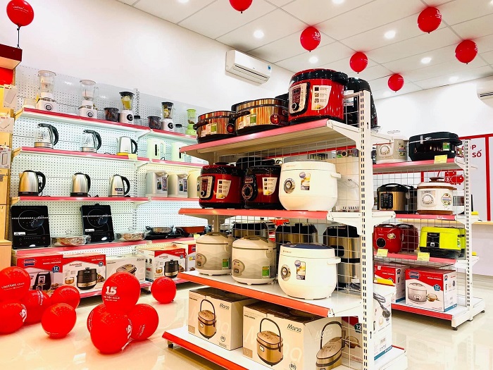 Gian hàng đồ gia dụng đa dạng, nhiều sản phẩm đến từ các nhãn hàng lớn