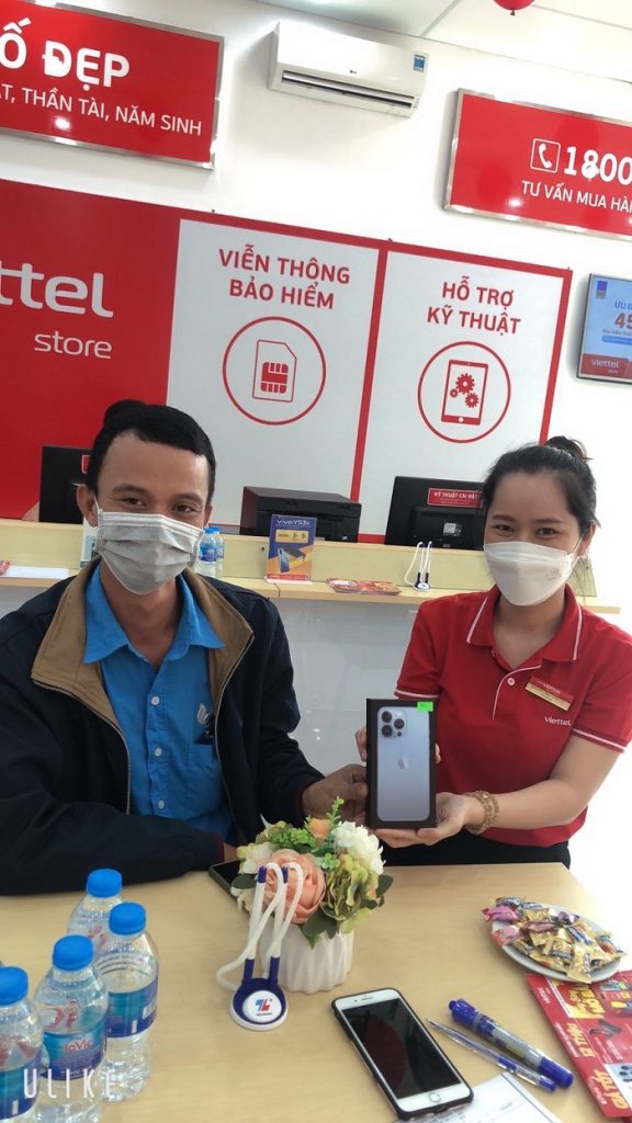 Khách hàng làm thủ tục mua iPhone 13 Pro giá ưu đãi dịp mở bán siêu thị mới
