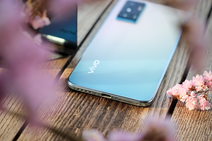 Mặt lưng ấn tượng của V23e