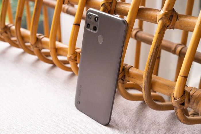 Mặt sau realme C25Y được thiết kế vô cùng tinh tế, thời thượng
