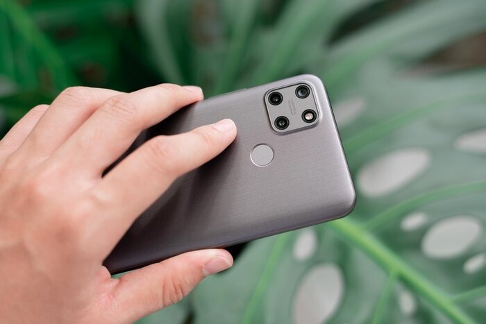 Máy gây ấn tượng mạnh với cụm camera sau