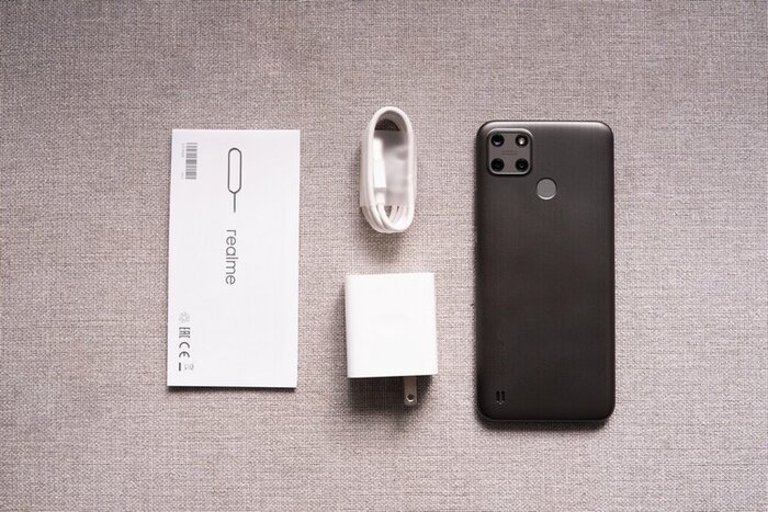 Máy với dung lượng pin khủng và sạc nhanh 18W đi kèm