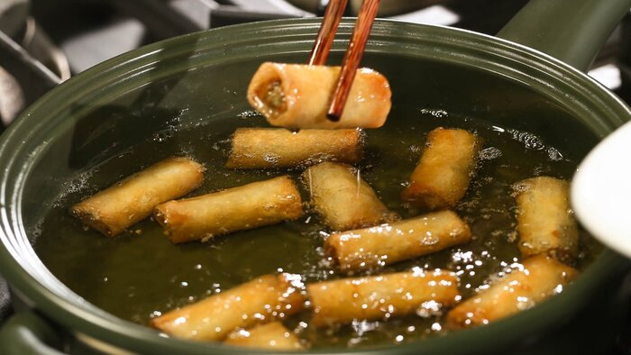 Chiên ngập dầu để nem, chả giò giòn vỏ và ngon