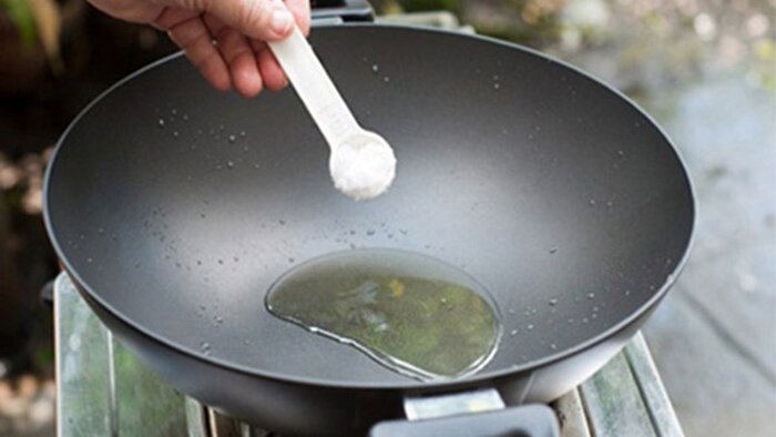 Muối ăn giúp hạn chế dầu bị bắn, văng