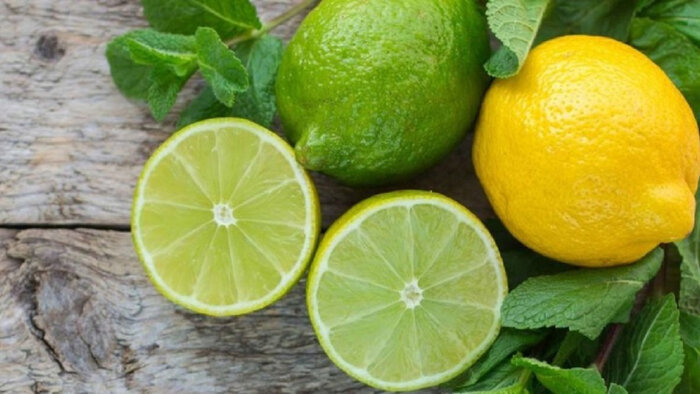 Sử dụng một lát chanh để chế biến thực phẩm rã đông