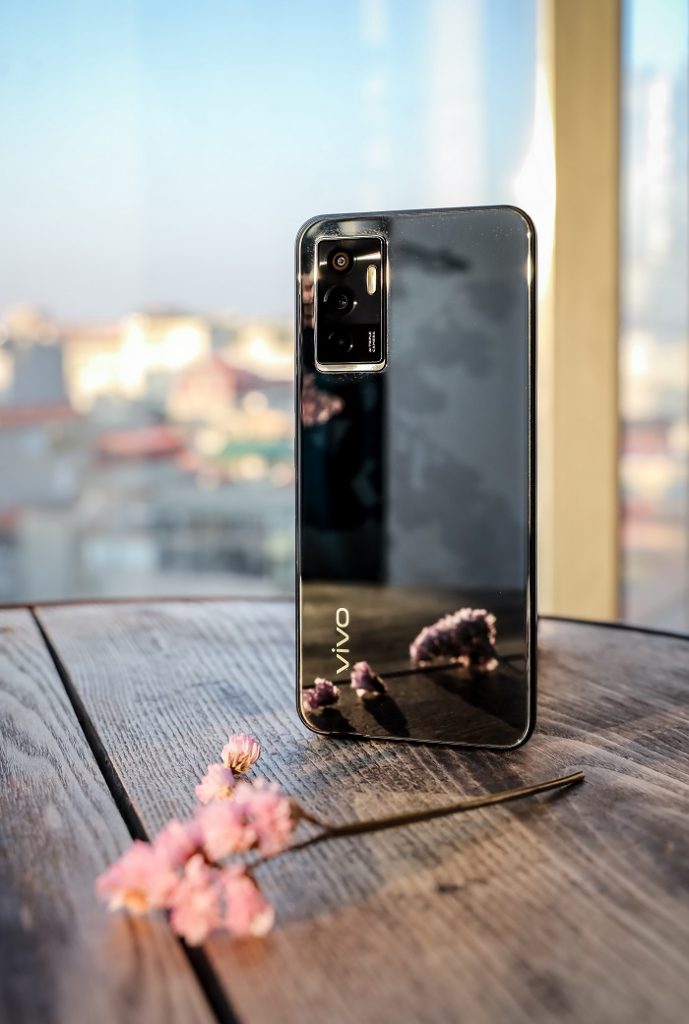 V23e 5G có phần kém ấn tượng hơn về camera 