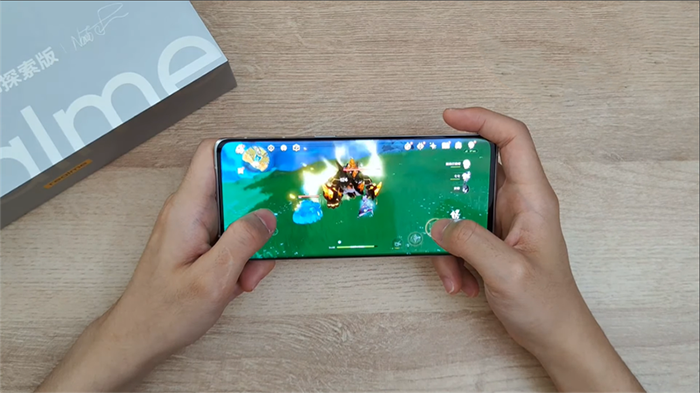 Cả hai máy đều có thể chiến game đồ họa nặng cực tốt