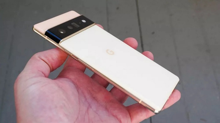 Xét về tính thẩm mỹ, rõ ràng Pixel 6 Pro gây ấn tượng hơn với người dùng
