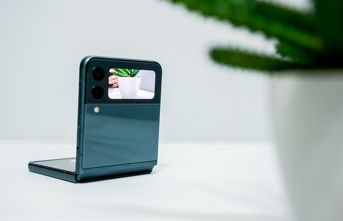 Galaxy Z Flip3 5G hoàn toàn đứng độc lập được mà không cần thêm phụ kiện cố định