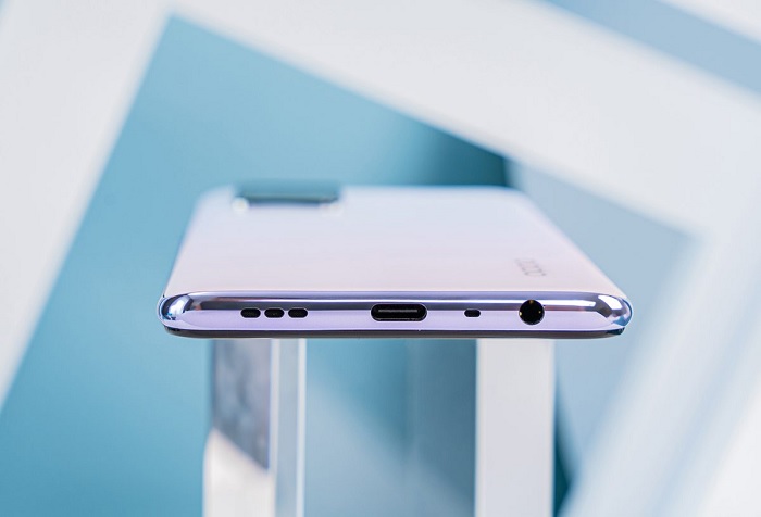 Cạnh dưới là micro, cổng USB Type-C, loa ngoài và jack cắm tai nghe 3.5mm