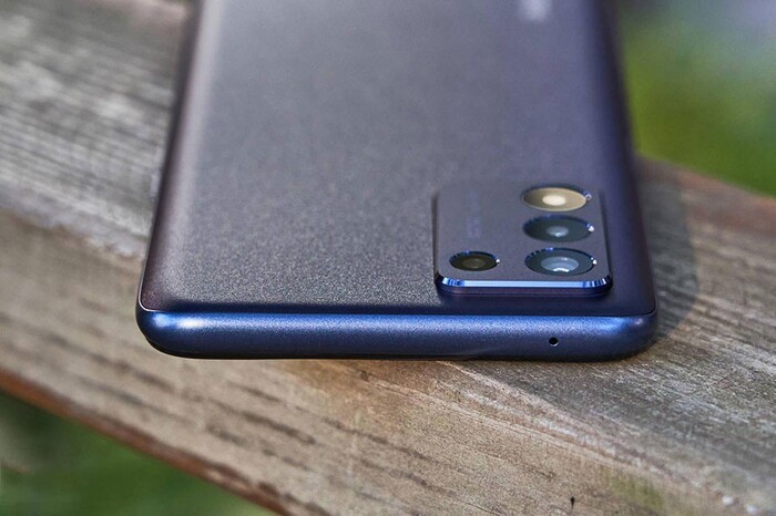 Mặt lưng máy với thiết kế chống xước và bám vân tay