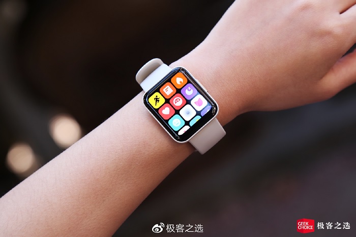 Hình ảnh Redmi Watch 2 được đeo trên tay