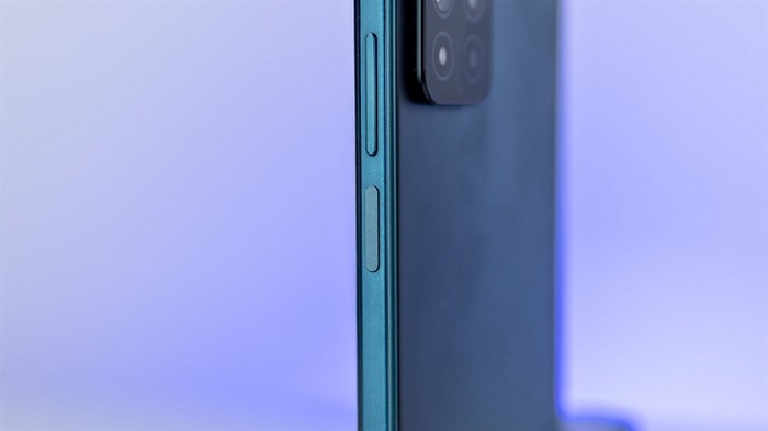 Cạnh phải Redmi Note 11 Pro là nơi đặt nút tăng/ giảm âm lượng cùng với phím nguồn kiêm cảm biến vân tay