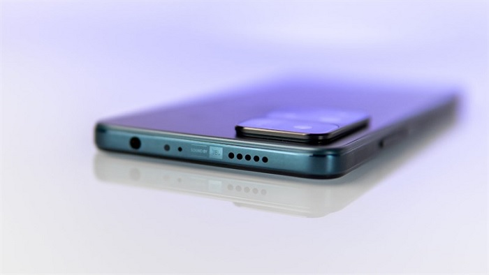 Cạnh trên Xiaomi Redmi Note 11 Pro gồm có mic ghi âm, lỗ cắm tai phone 3.5 mm và loa ngoài thứ nhất