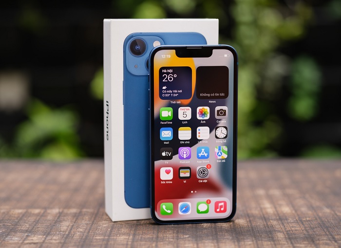 iPhone 13 và hộp đựng