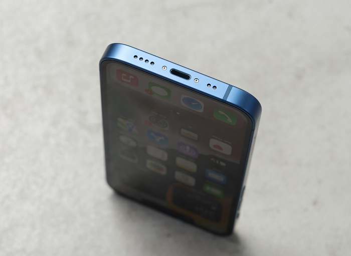 Cạnh đáy gồm loa ngoài, mic thoại và cổng sạc