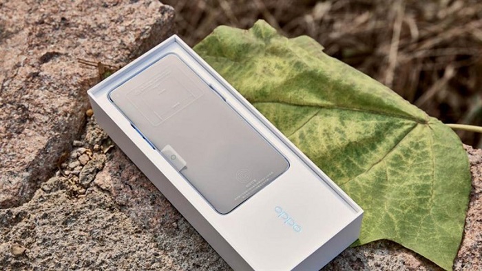 Reno7 Pro 5G được đặt gọn gàng góc trên của hộp