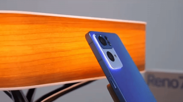 Cụm camera sau có dải đèn led xung quanh