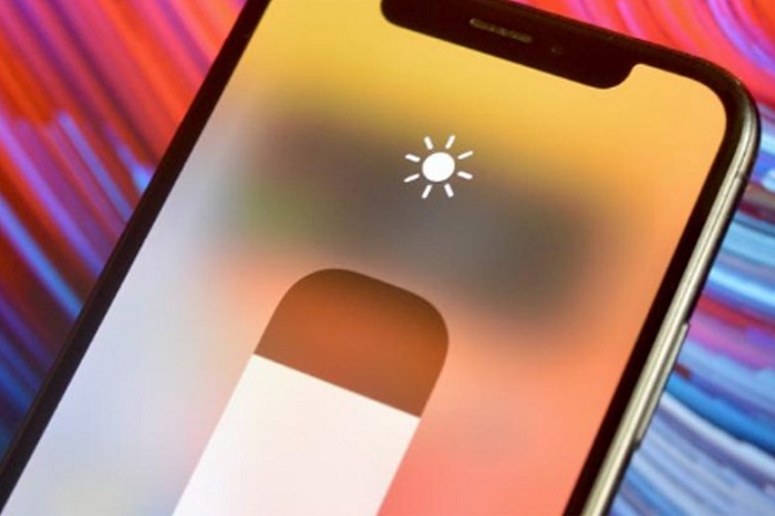 Giảm độ sáng màn hình ở mức phù hợp sẽ làm hạ nhiệt iPhone đáng kể