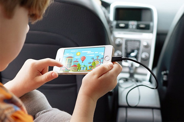 Không nên vừa chơi game vừa cắm sạc