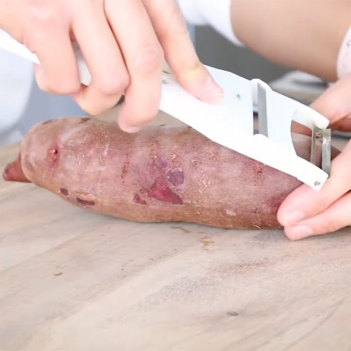 Dùng dao bỏ vỏ bên ngoài