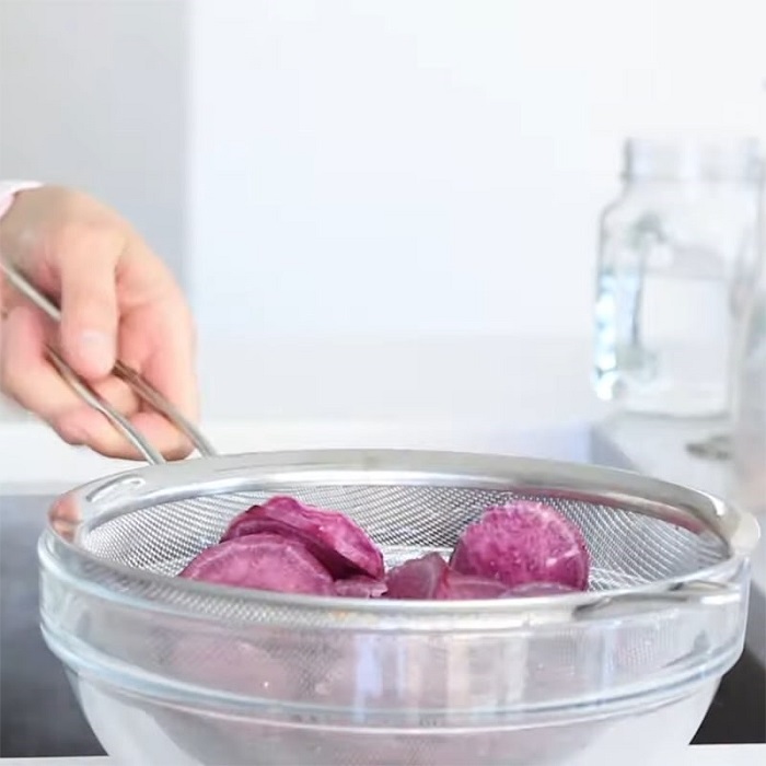 Ngâm khoai với nước lạnh