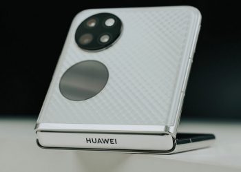 Cận cảnh Huawei P50 Pocket