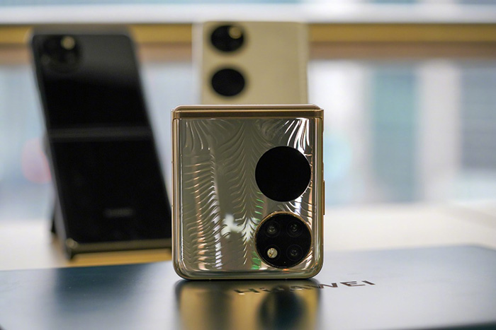 Máy có tỉ lệ khá dài khi mở ra và thon gọn khi gập lại