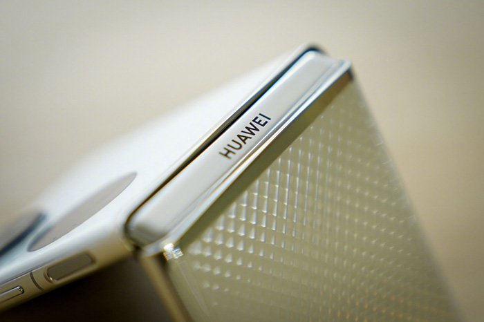 Logo của Huawei xuất hiện tinh tế ở cạnh máy