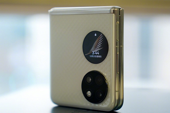 Màn hình phụ và camera siêu chất