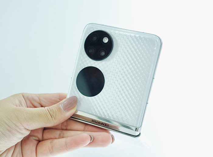 Phần bản lề có chứa logo của hãng