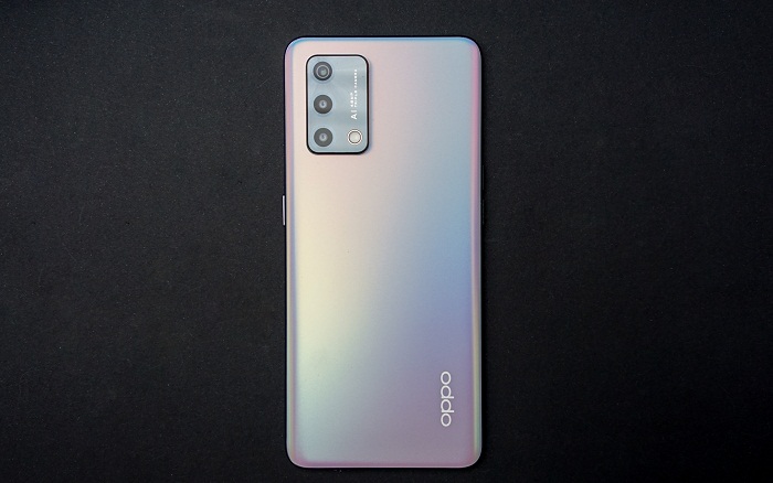Thiết kế OPPO Glow với mặt lưng cực kỳ bắt mắt trong mỗi chuyển động