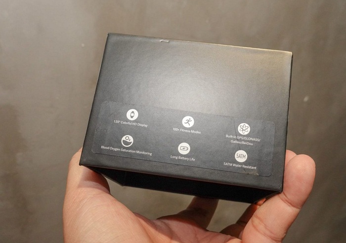 Thành hộp có dán nội dung mô tả 6 tính năng chính