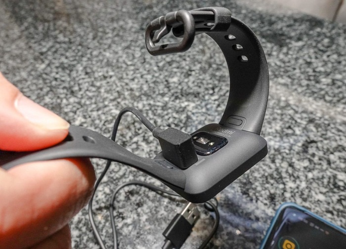 Người dùng mất khoảng 2 giờ để có thể sạc đầy pin qua cổng sạc từ tính