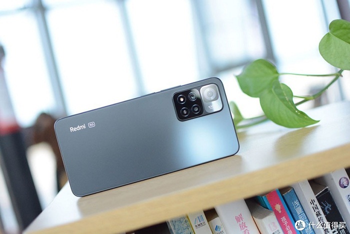 Reno7 SE sở hữu kích thước nhỏ gọn, và mỏng nhẹ hơn so với đối thủ đến từ Xiaomi