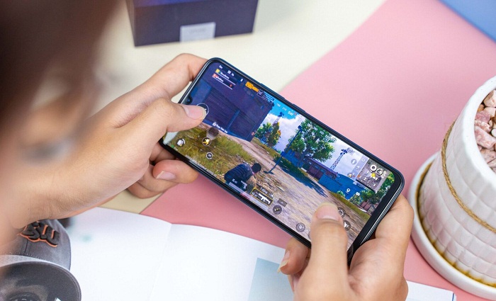 Bộ đôi được cài đặt sẵn Android 11 với giao diện người dùng tùy chỉnh riêng của mỗi hãng