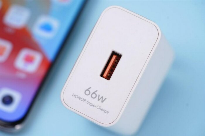 Sạc nhanh có dây 66W gây ấn tượng mạnh