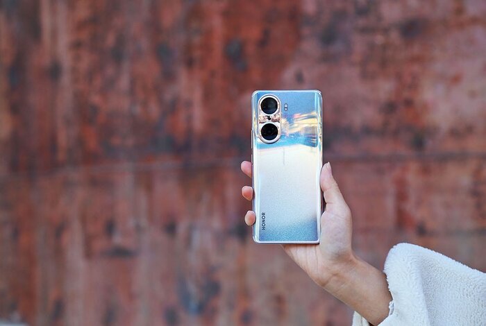 Mặt sau ấn tượng với hiệu ứng nghìn viên kim cương phía dưới