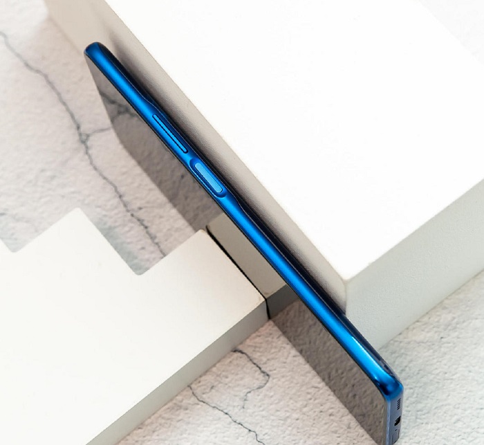 Cạnh phải được bố trí nút nguồn và phím tăng giảm âm lượng