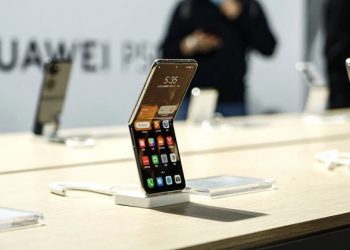 Trên tay Huawei P50 Pocket