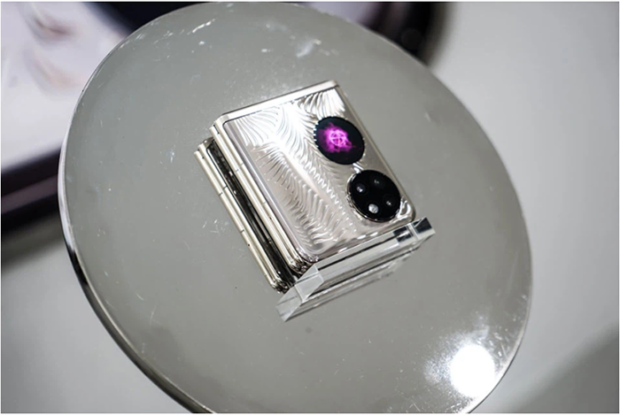 Trên tay Huawei P50 Pocket