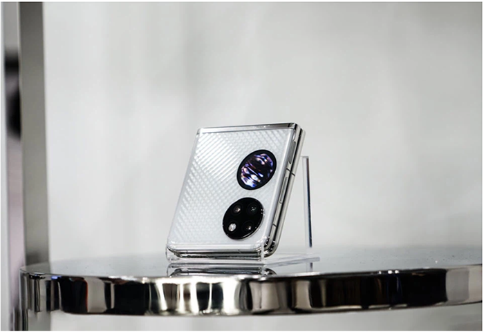 Mặt lưng của máy được thiết kế 3D độc đáo