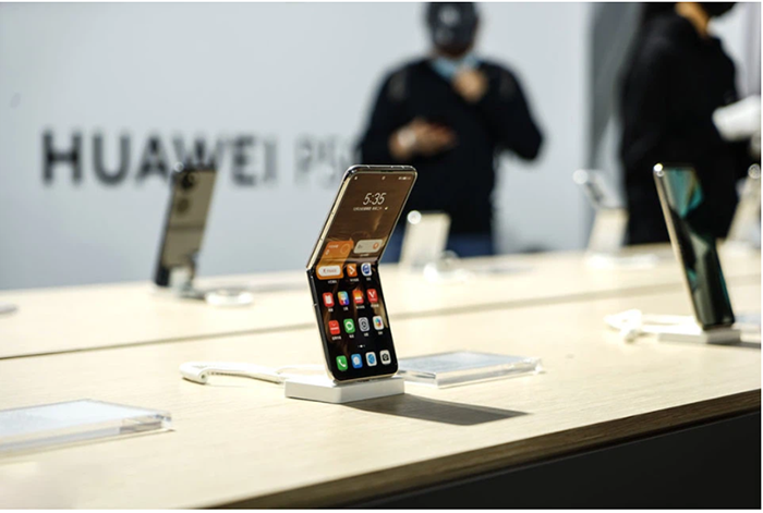 Huawei P5 Pocket được trang bị tính năng mở khóa bằng khuôn mặt trên cả màn hình chính và phụ