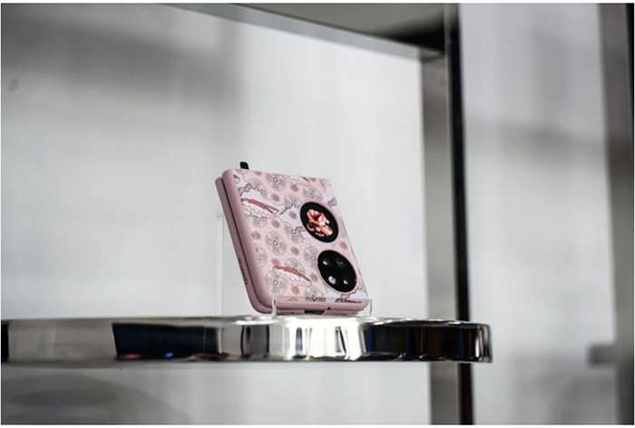 Huawei P50 Pocket khi gập lại có một màn hình tròn nhỏ 1 inch