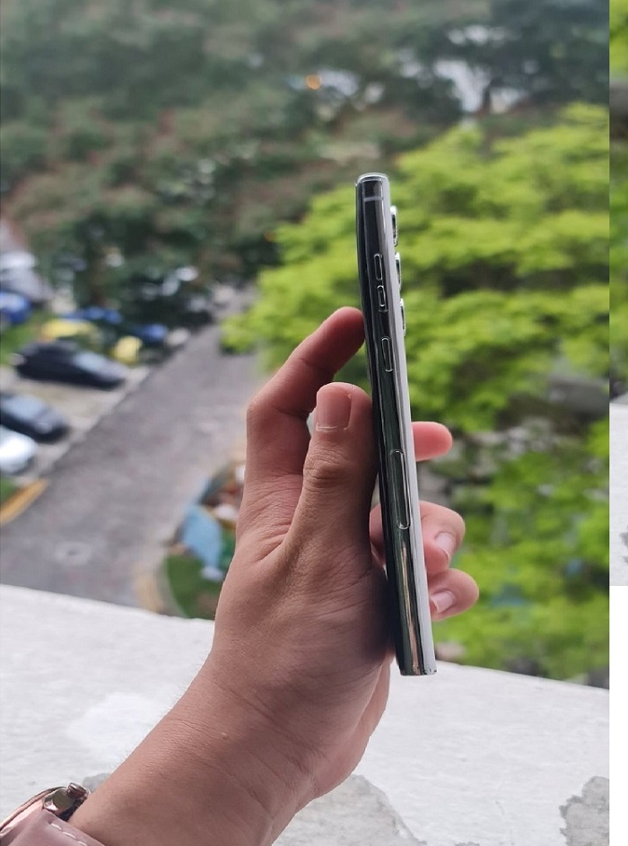 Các phím vật lý trên S22 Ultra được bố trí hơi cao