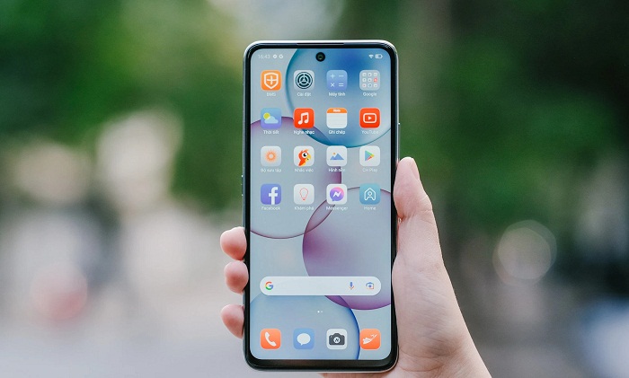 Màn hình có độ sáng đủ dùng và trải nghiệm vuốt chạm khá ổn với những tác vụ cơ bản